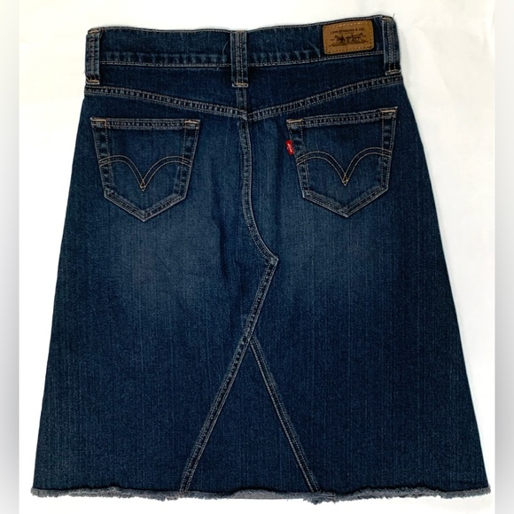 Levi’s denim Jean Skirt Size 4 Raw Edge frayed Hem asymmetrical stitching - Picture 2 of 4